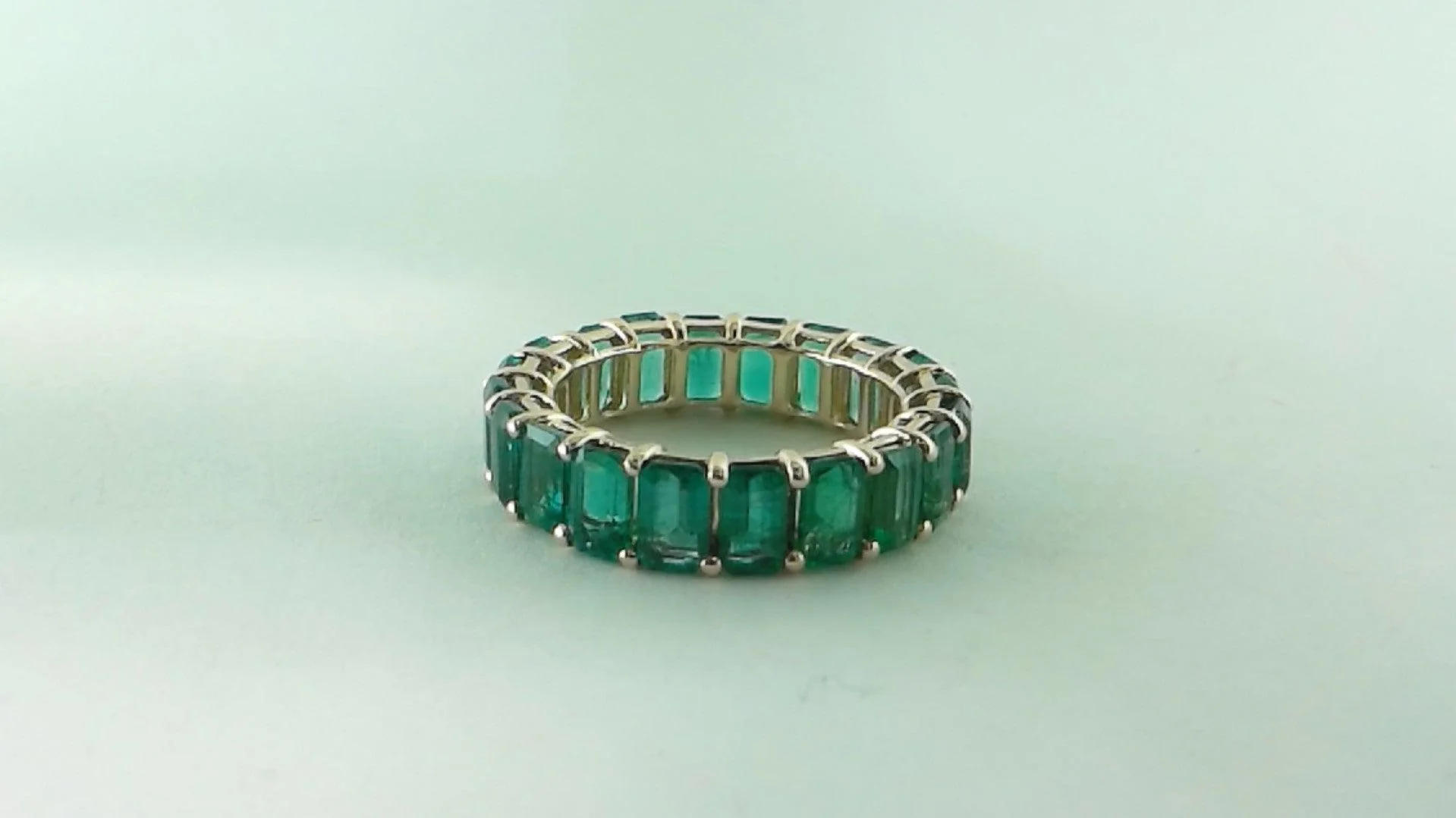 18 KARAT GOLD EMERALD RING - Image 2