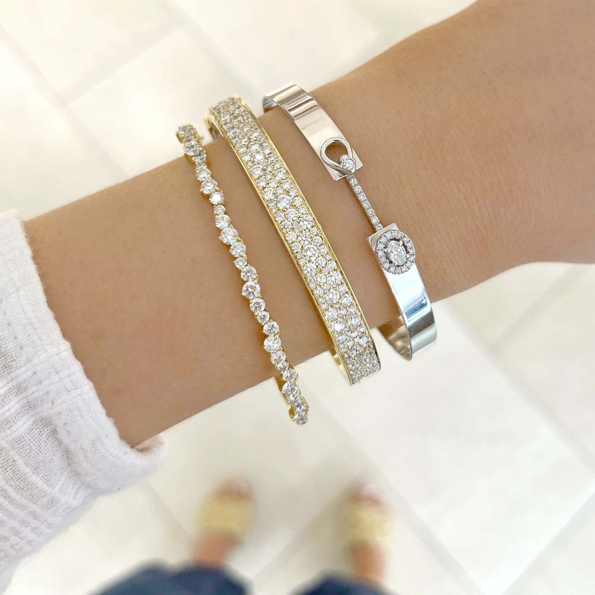 Bangle Size Medium with Oval Diamond and 25 Round Diamonds in 18K White Gold - Image 2