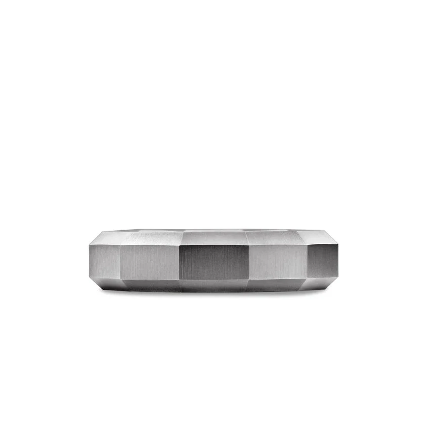 FACETED BAND RING IN GREY TITANIUM - Image 5