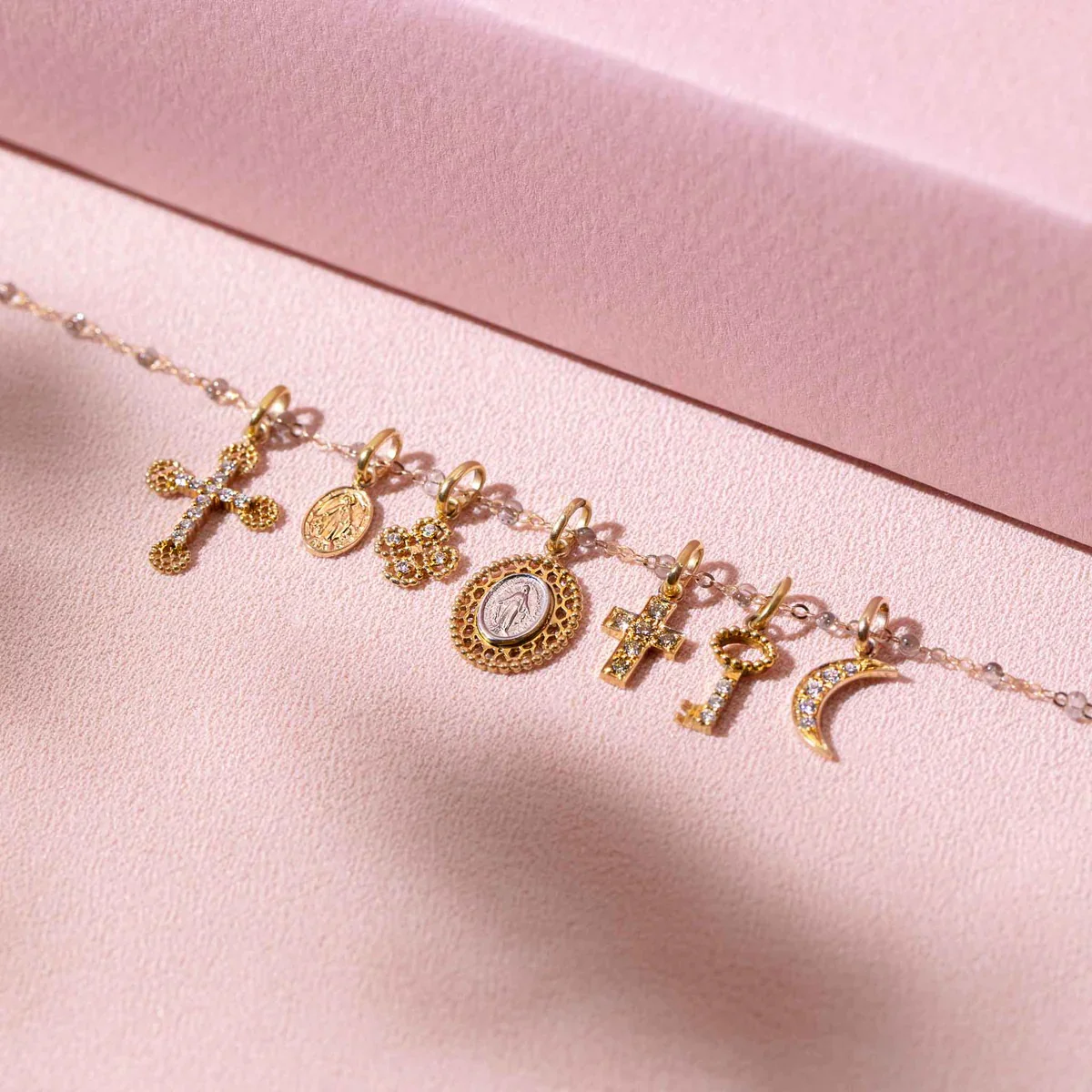 Petite Madone, Yellow Gold pendant - Image 3